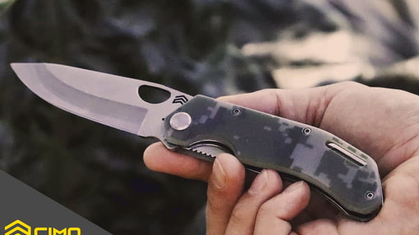 Foto de mão segurando um canivete Komodo