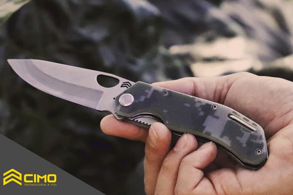Foto de mão segurando um canivete Komodo
