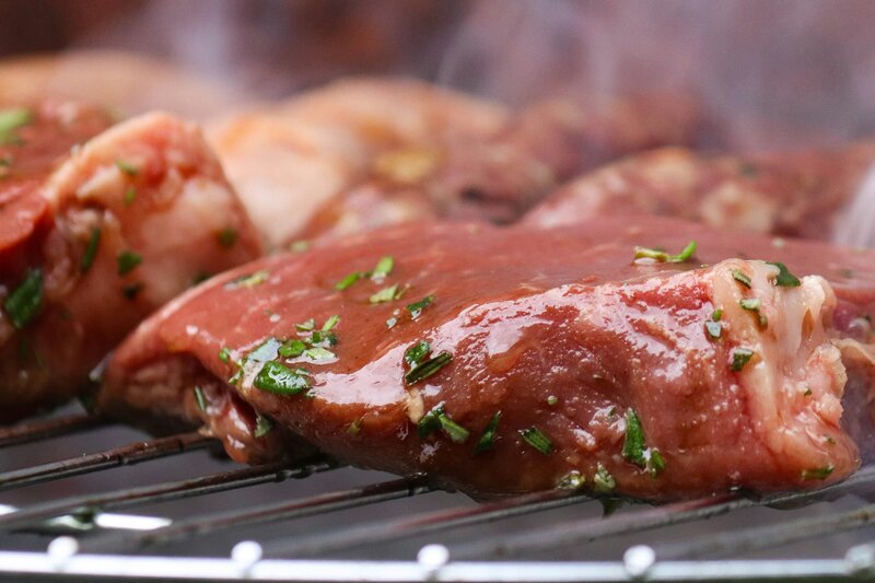 Como marinar carne? Conheça dicas para acertar o tempero