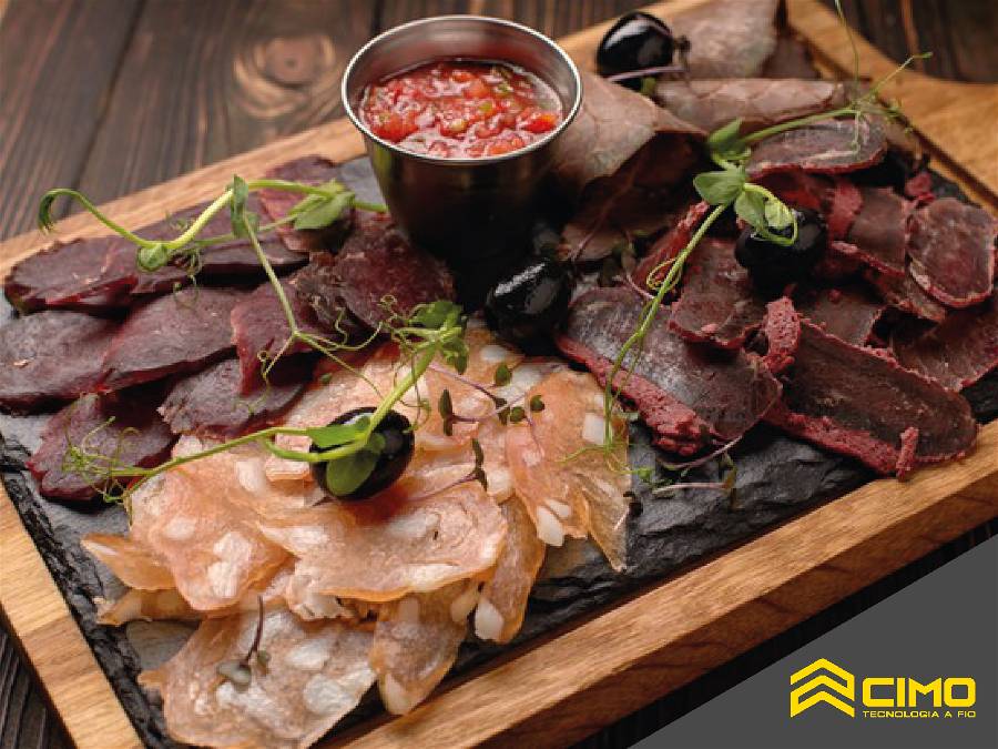 Vai receber visita? Confira 5 passos para montar a tábua de frios perfeita!